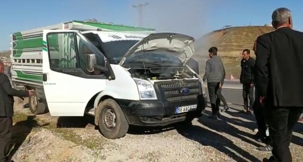 Batman’da seyir halindeki otomobil ve kamyonet alev aldı