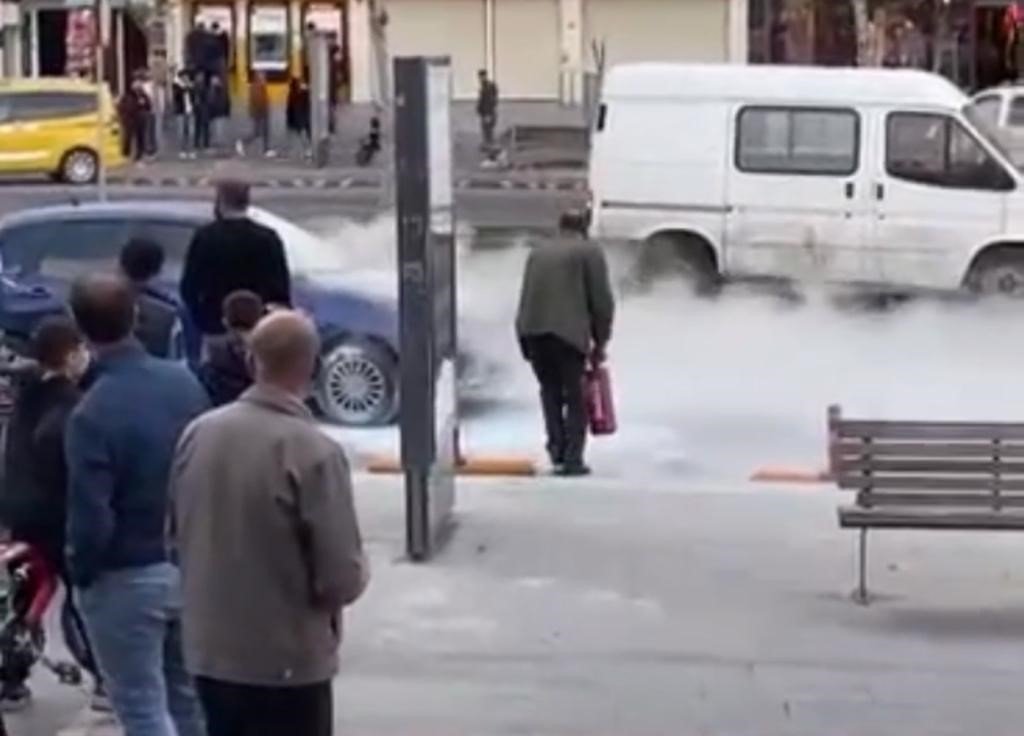 Batman’da seyir halindeki otomobil ve kamyonet alev aldı