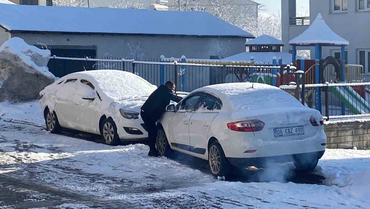 Mart kapıdan baktırdı, baharı bekleyen Karlıova’ya kış geri geldi