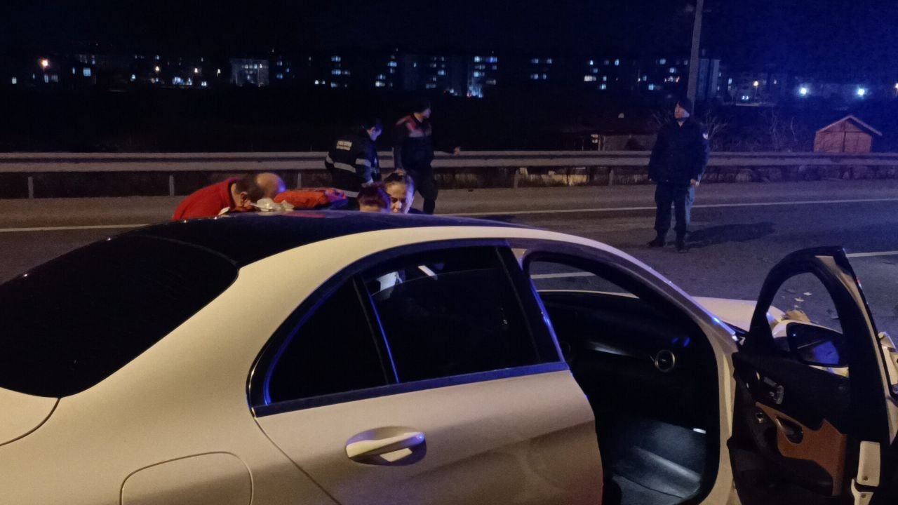 D-100’de lüks otomobil kamyona çarptı: 1 yaralı