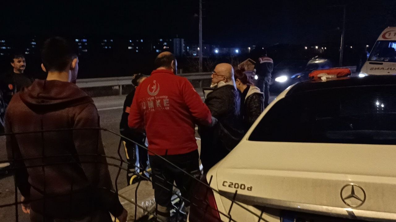 D-100’de lüks otomobil kamyona çarptı: 1 yaralı