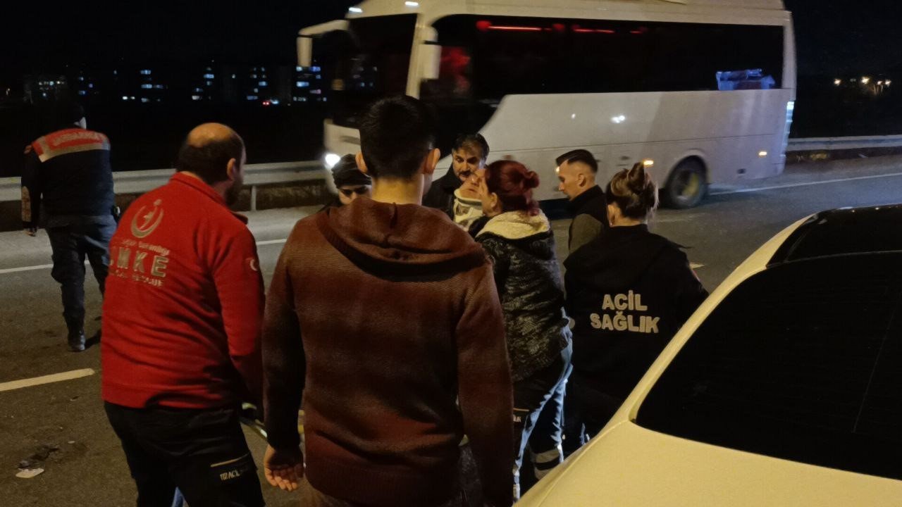 D-100’de lüks otomobil kamyona çarptı: 1 yaralı