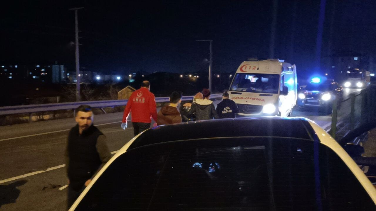 D-100’de lüks otomobil kamyona çarptı: 1 yaralı