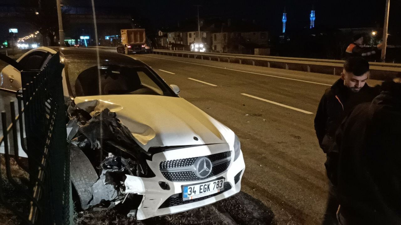 D-100’de lüks otomobil kamyona çarptı: 1 yaralı