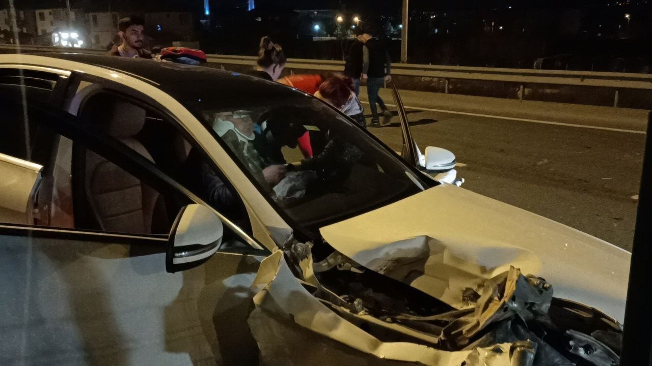 D-100’de lüks otomobil kamyona çarptı: 1 yaralı