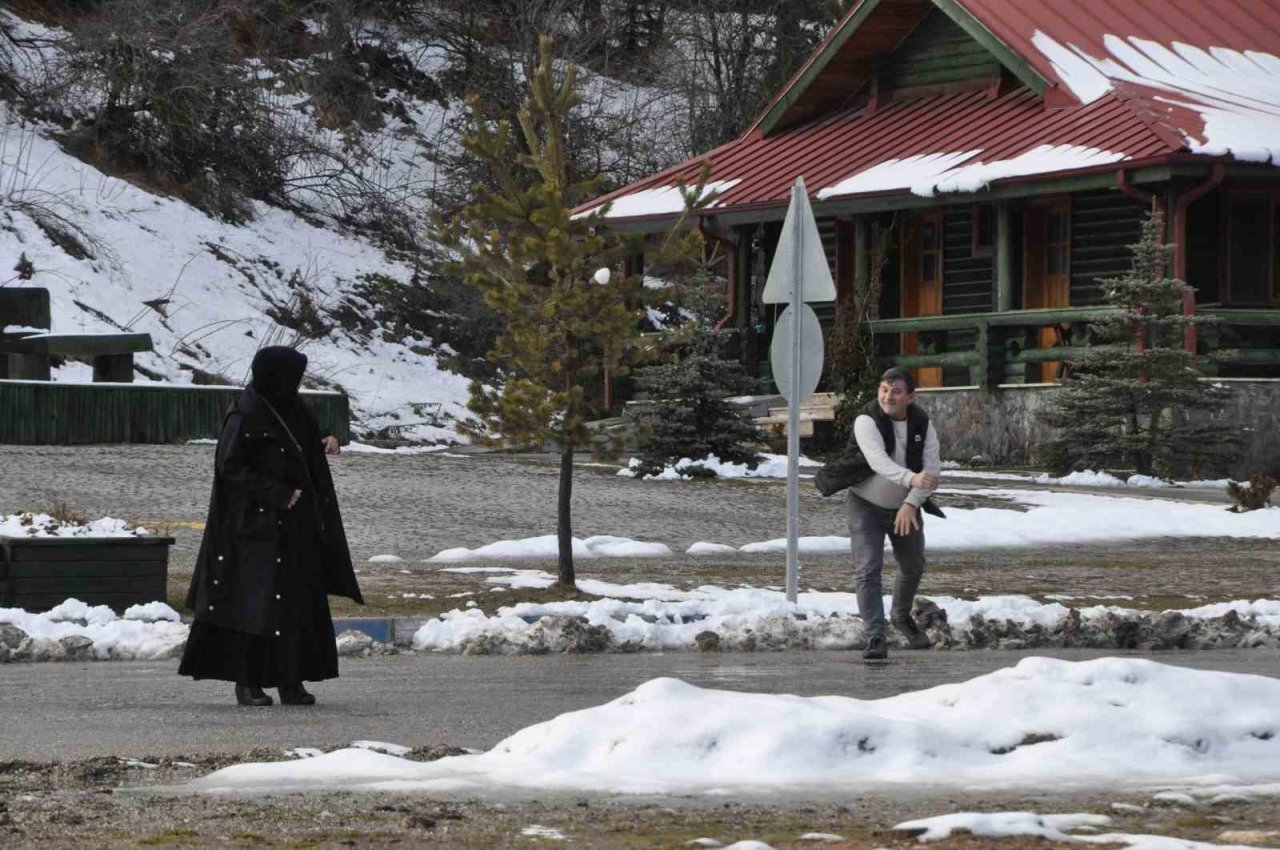 Abant’ta Mart ayında kar sürprizi