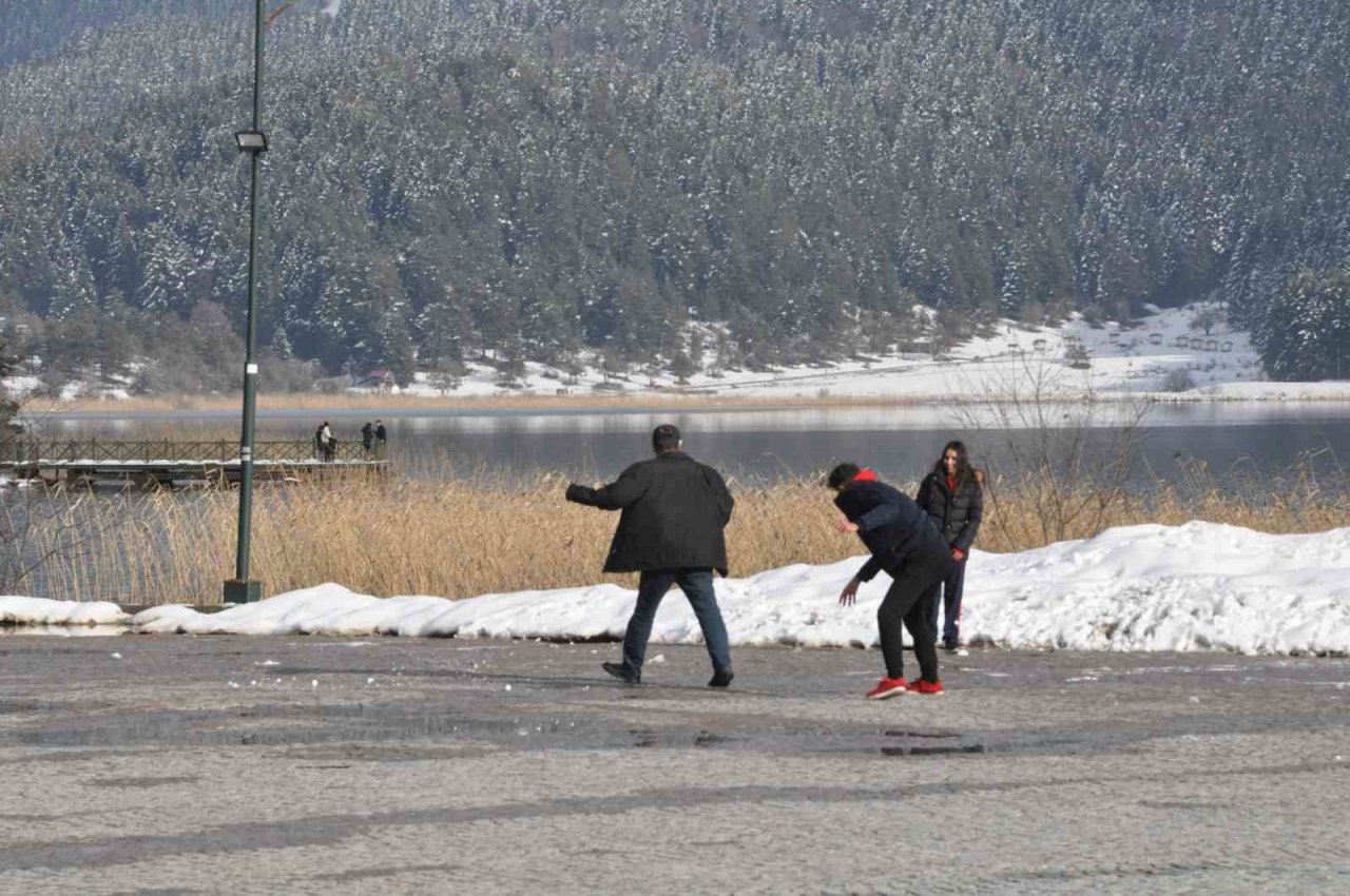 Abant’ta Mart ayında kar sürprizi