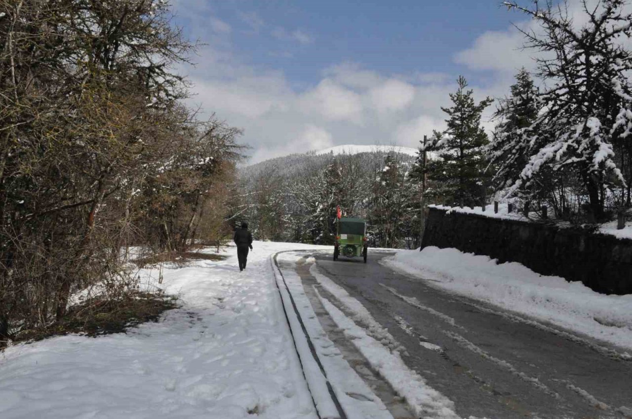 Abant’ta Mart ayında kar sürprizi
