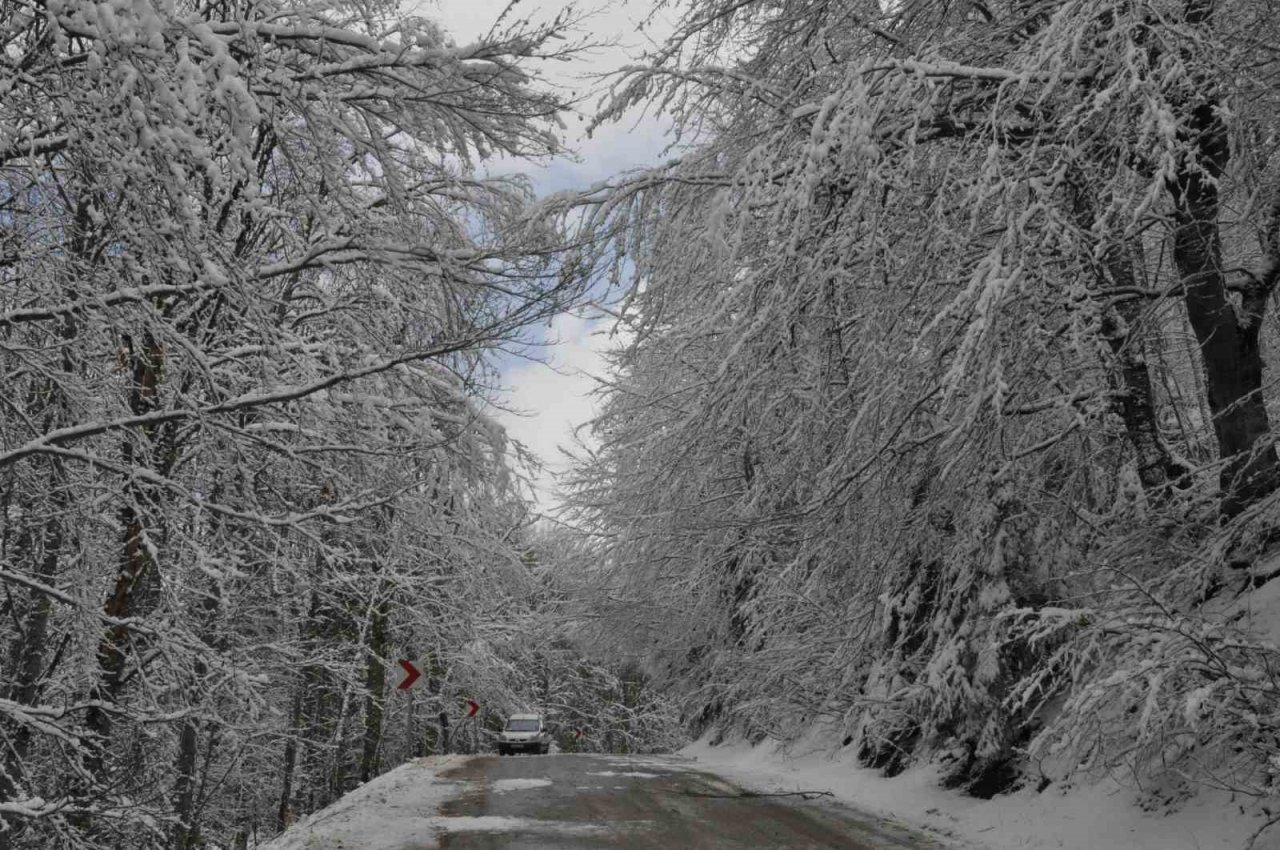 Abant’ta Mart ayında kar sürprizi
