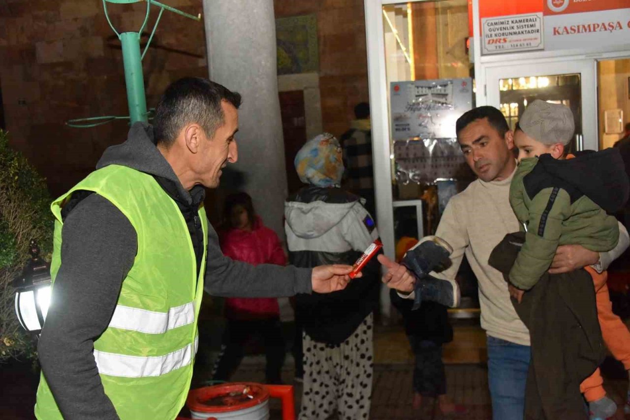 Bozüyük Belediyesi’nden Berat Kandili’nde şeker ikramı