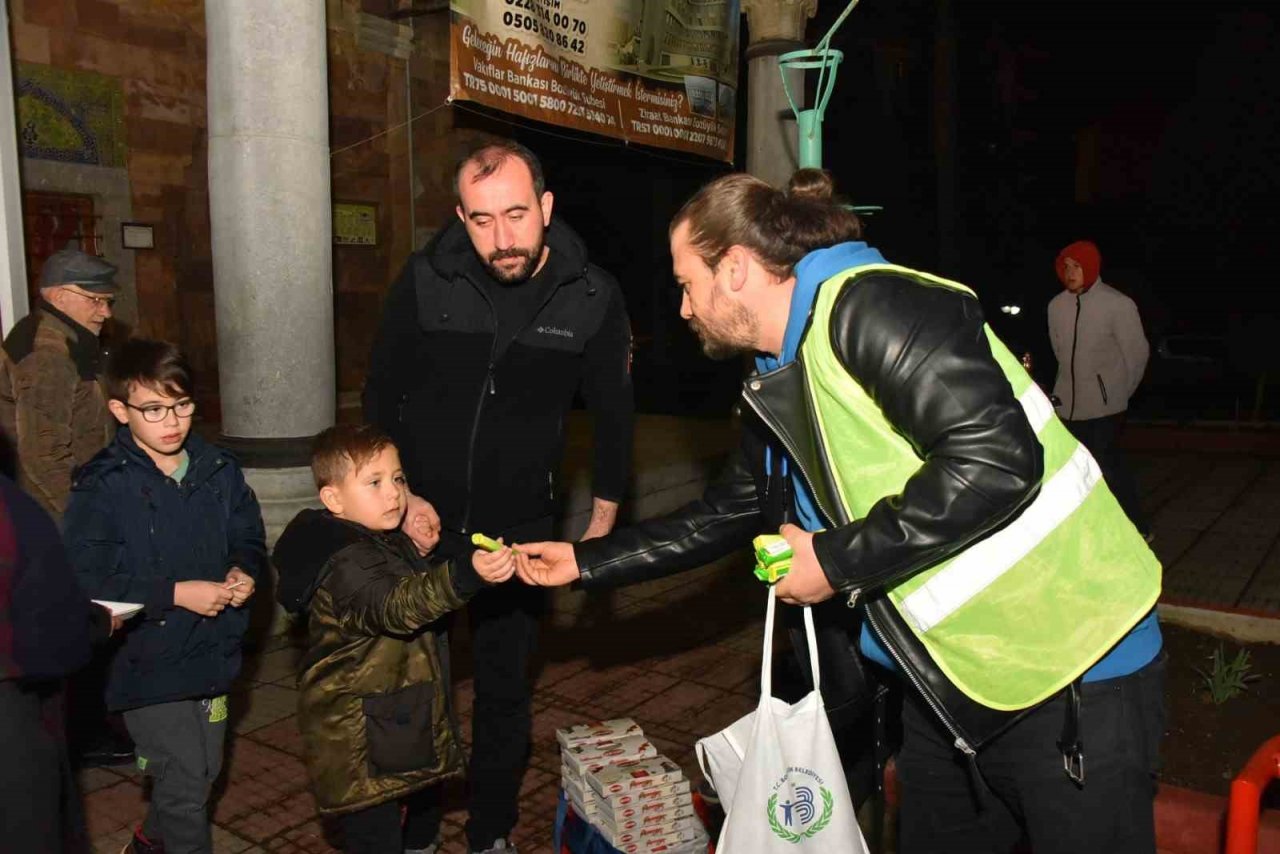 Bozüyük Belediyesi’nden Berat Kandili’nde şeker ikramı