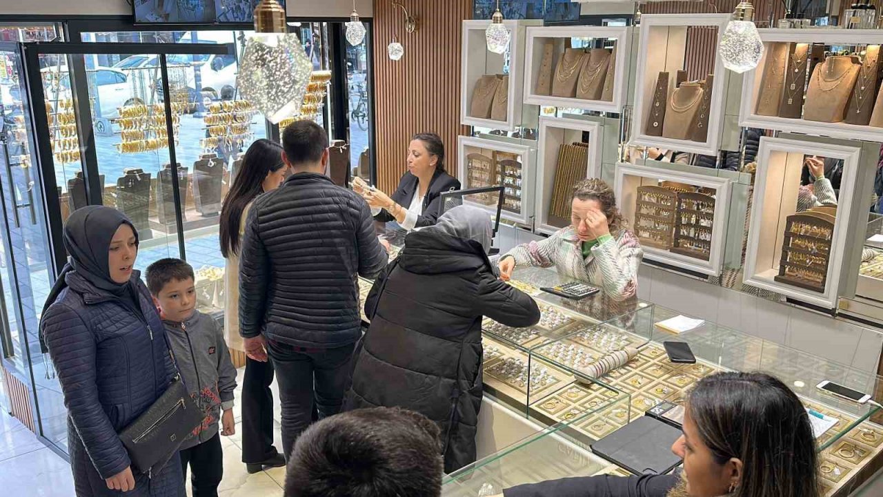 Kuyumcularda Kadınlar Günü mesaisi