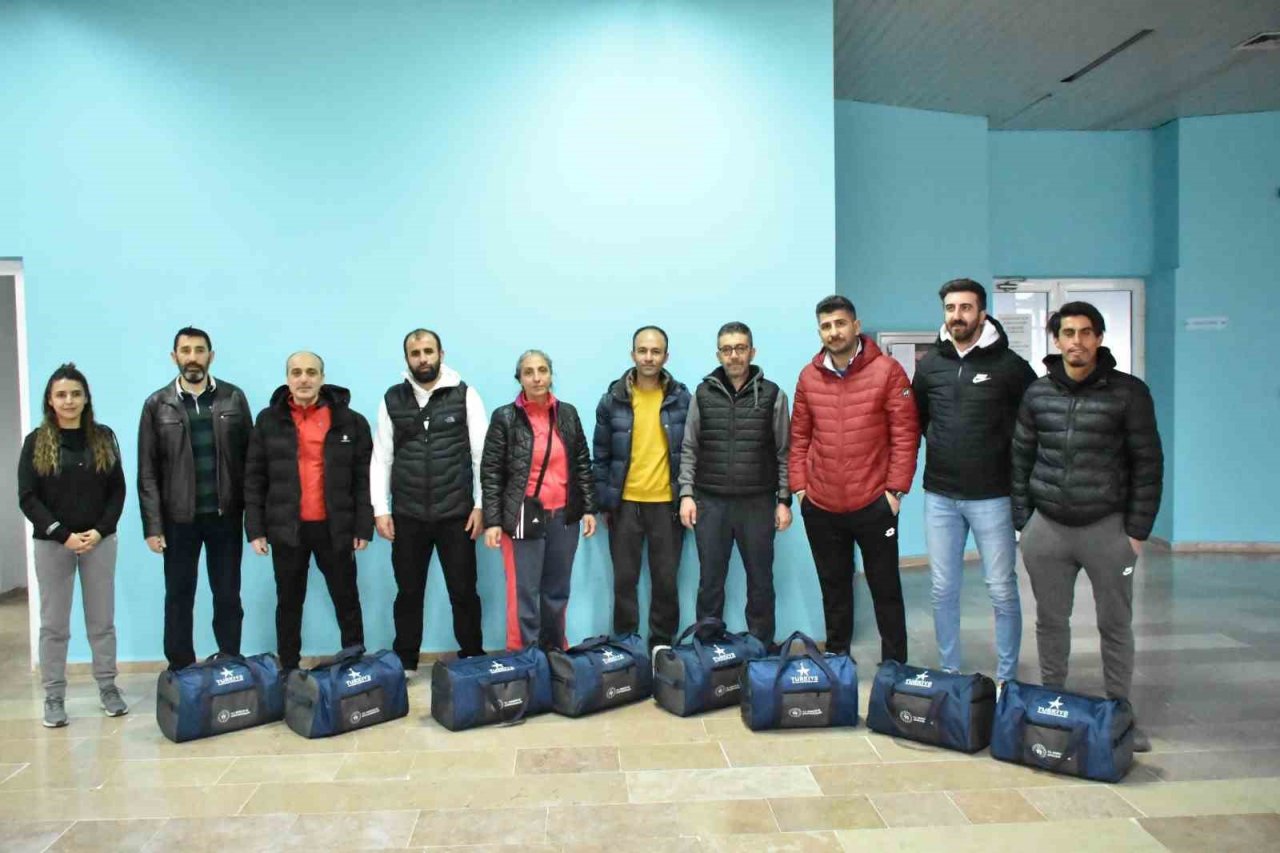 Elazığ’da 51 sporcu ve 9 antrenöre spor malzemesi dağıtıldı