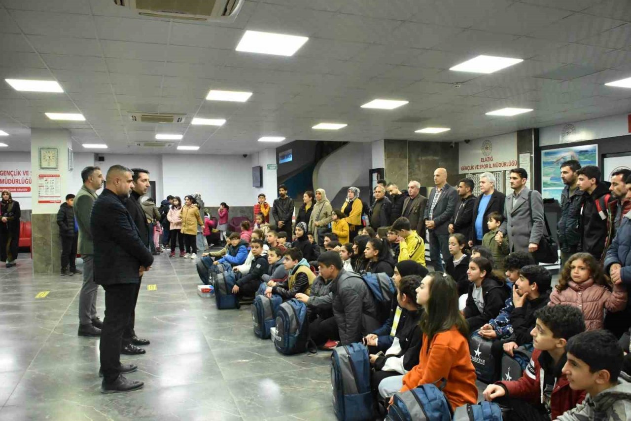 Elazığ’da 51 sporcu ve 9 antrenöre spor malzemesi dağıtıldı