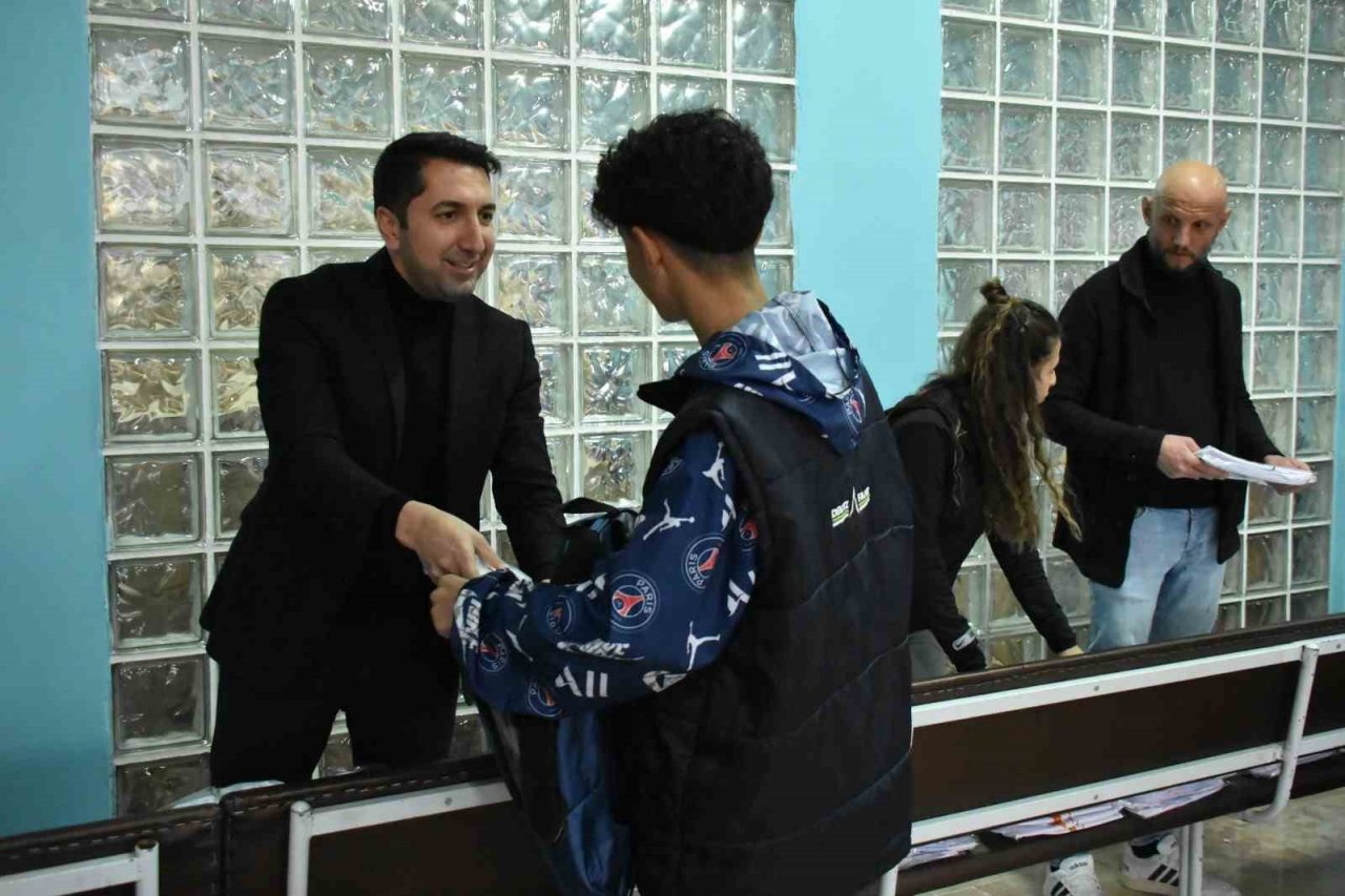 Elazığ’da 51 sporcu ve 9 antrenöre spor malzemesi dağıtıldı