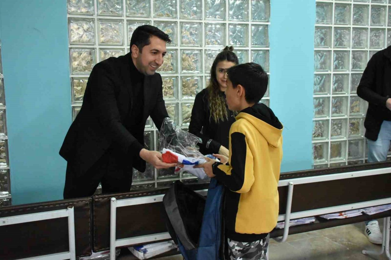 Elazığ’da 51 sporcu ve 9 antrenöre spor malzemesi dağıtıldı