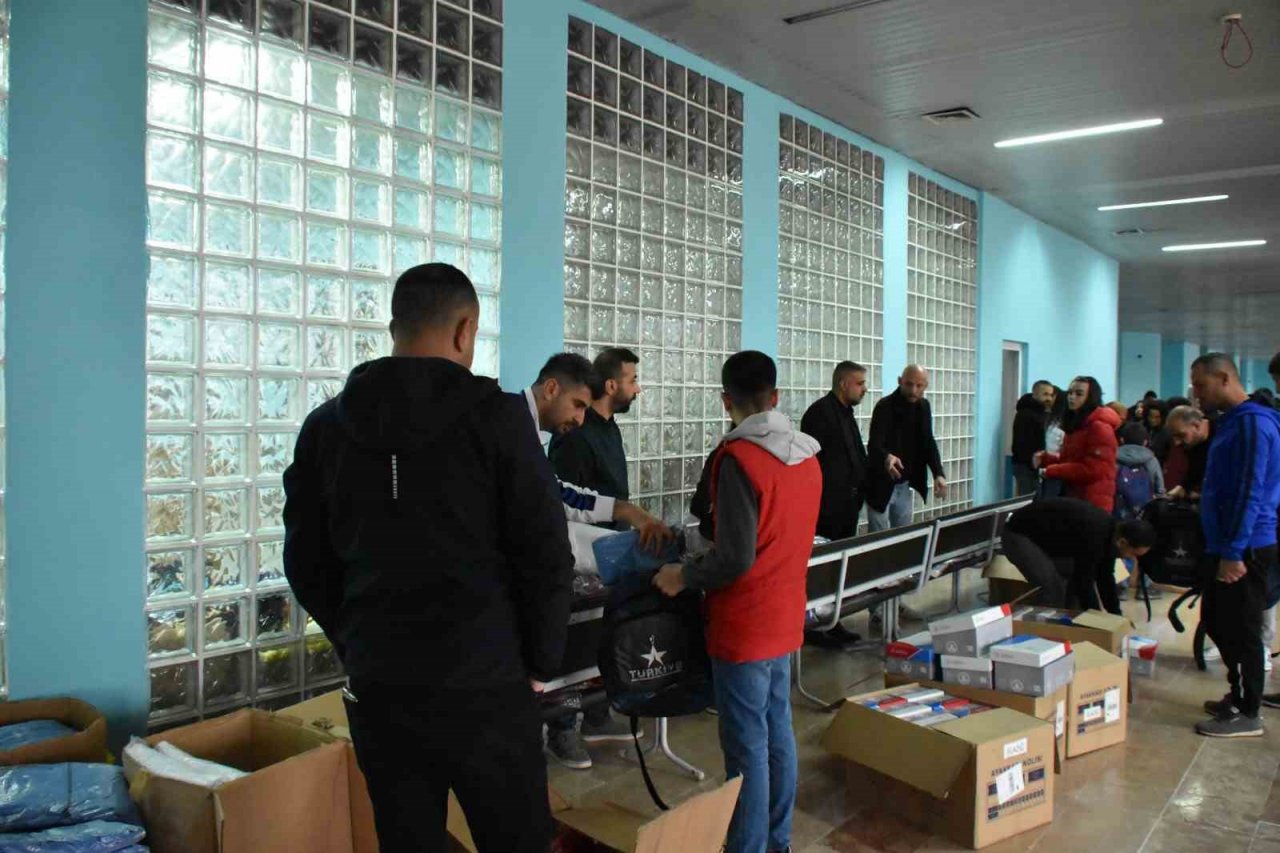 Elazığ’da 51 sporcu ve 9 antrenöre spor malzemesi dağıtıldı