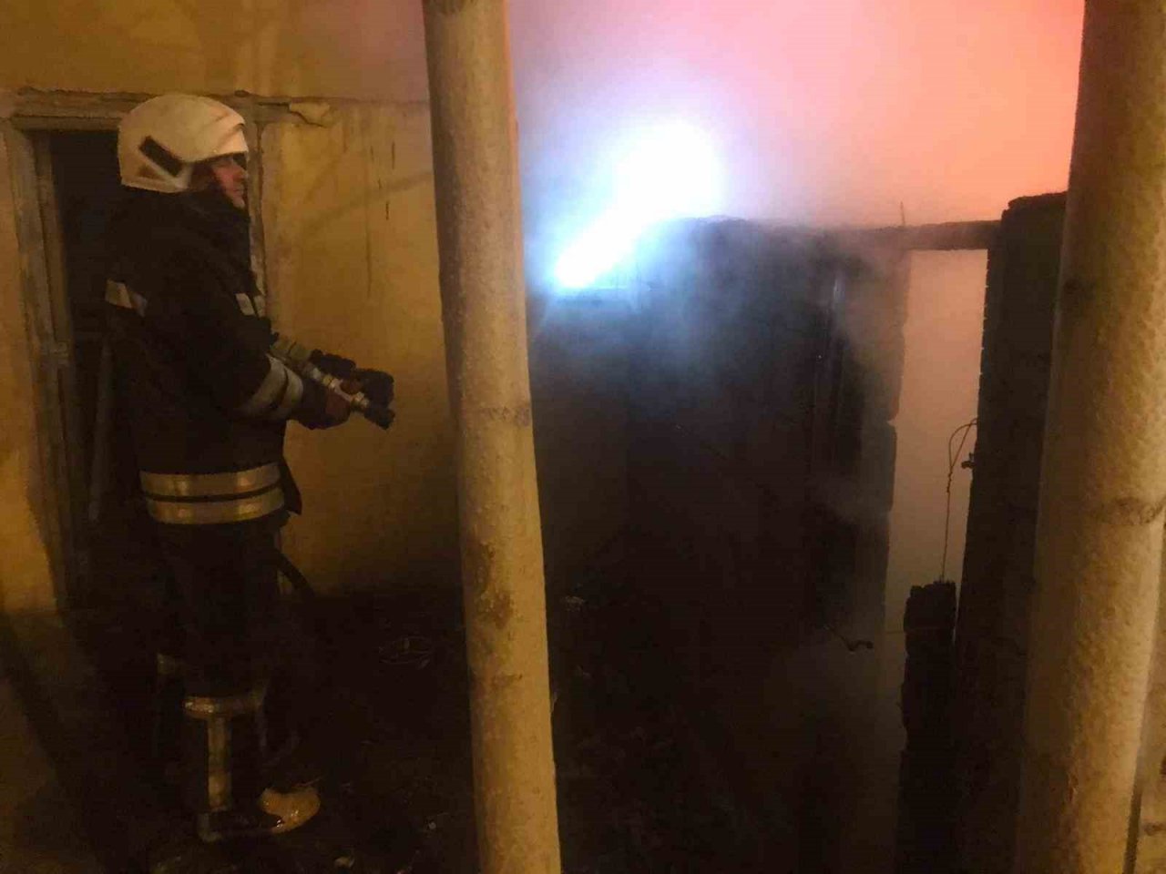 Odunlukta çıkan yangın itfaiye ekiplerince söndürüldü