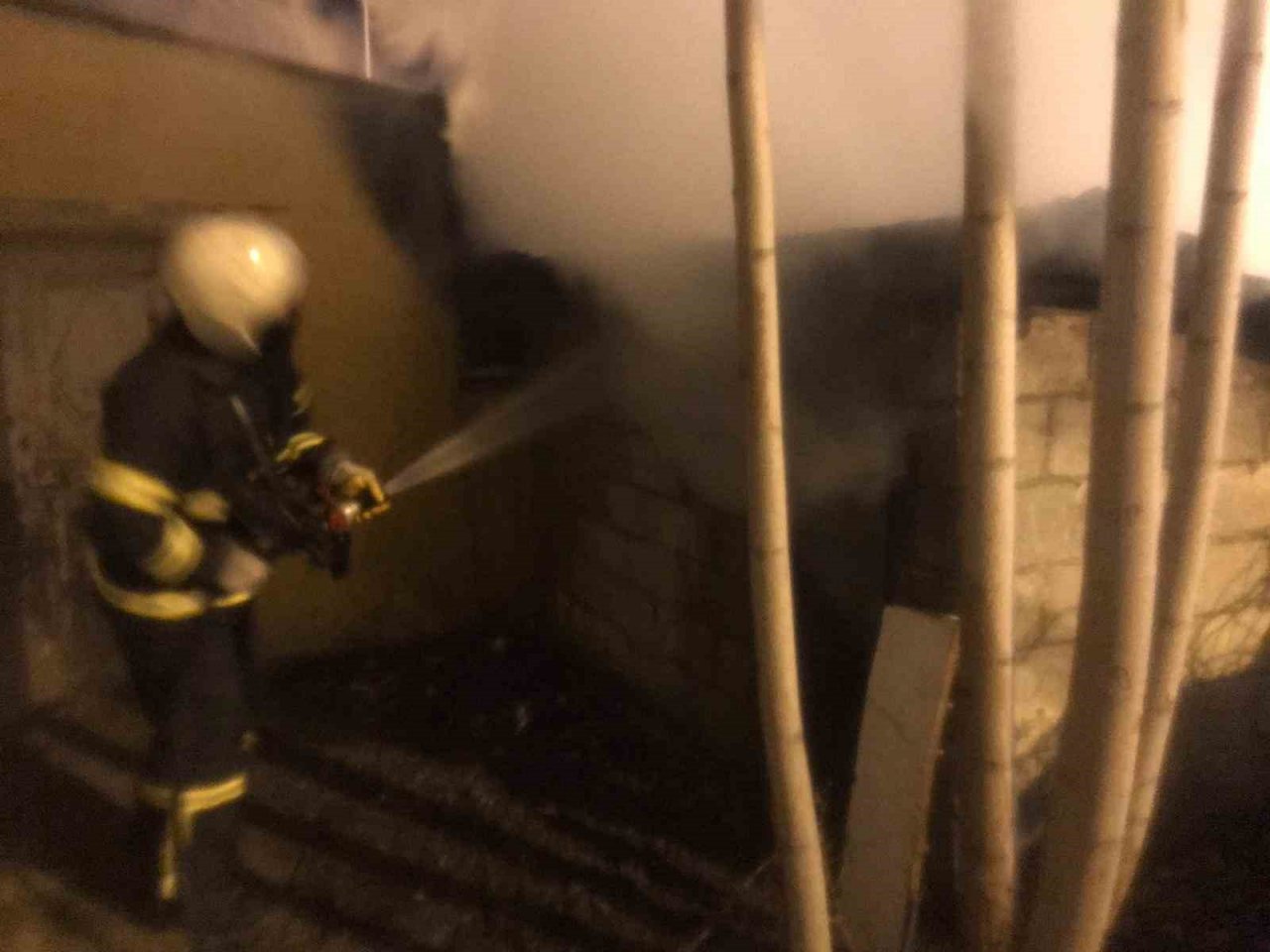 Odunlukta çıkan yangın itfaiye ekiplerince söndürüldü