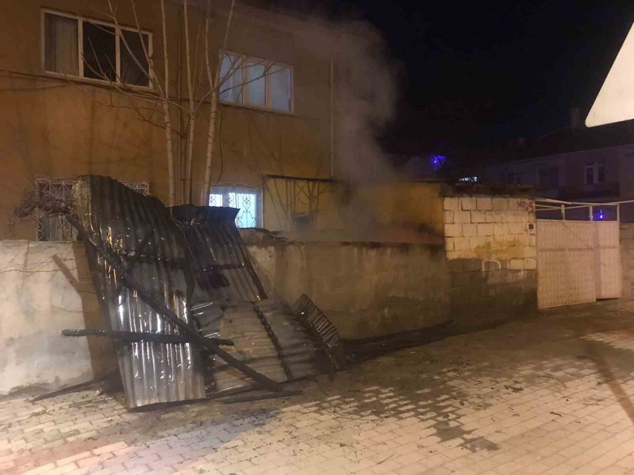 Odunlukta çıkan yangın itfaiye ekiplerince söndürüldü