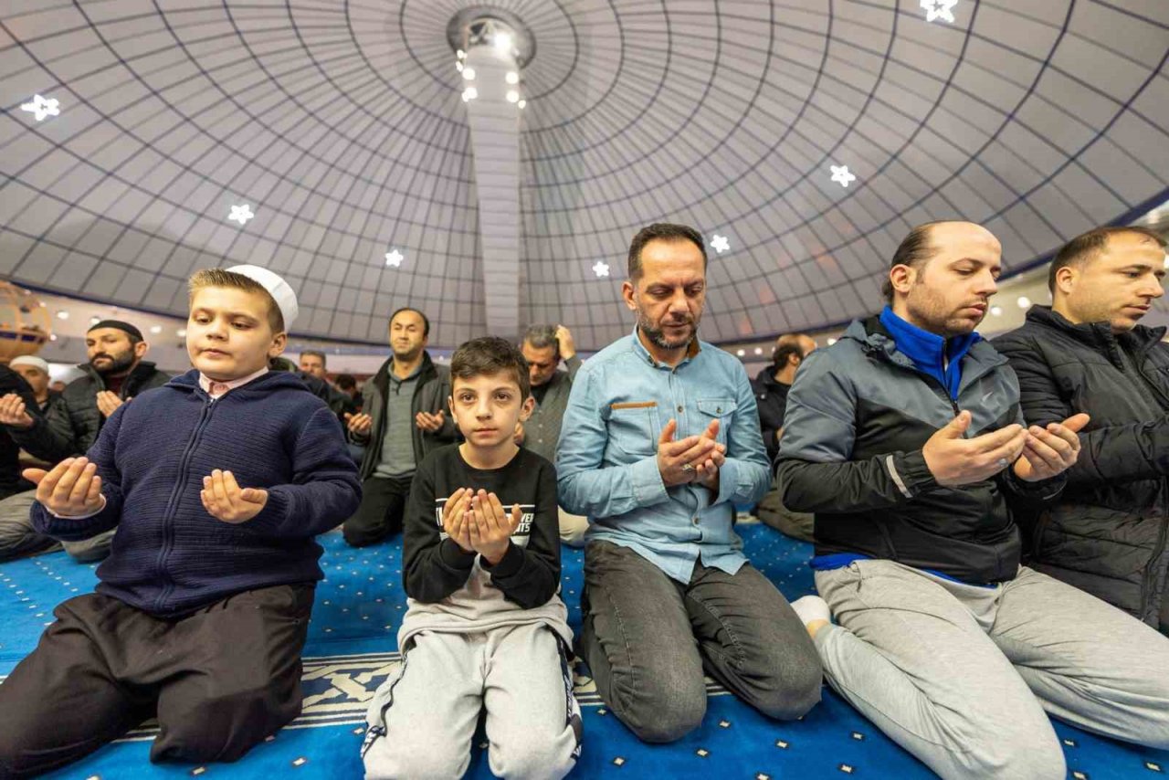 Erzincanlılar Berat Kandilinde camileri doldurdu