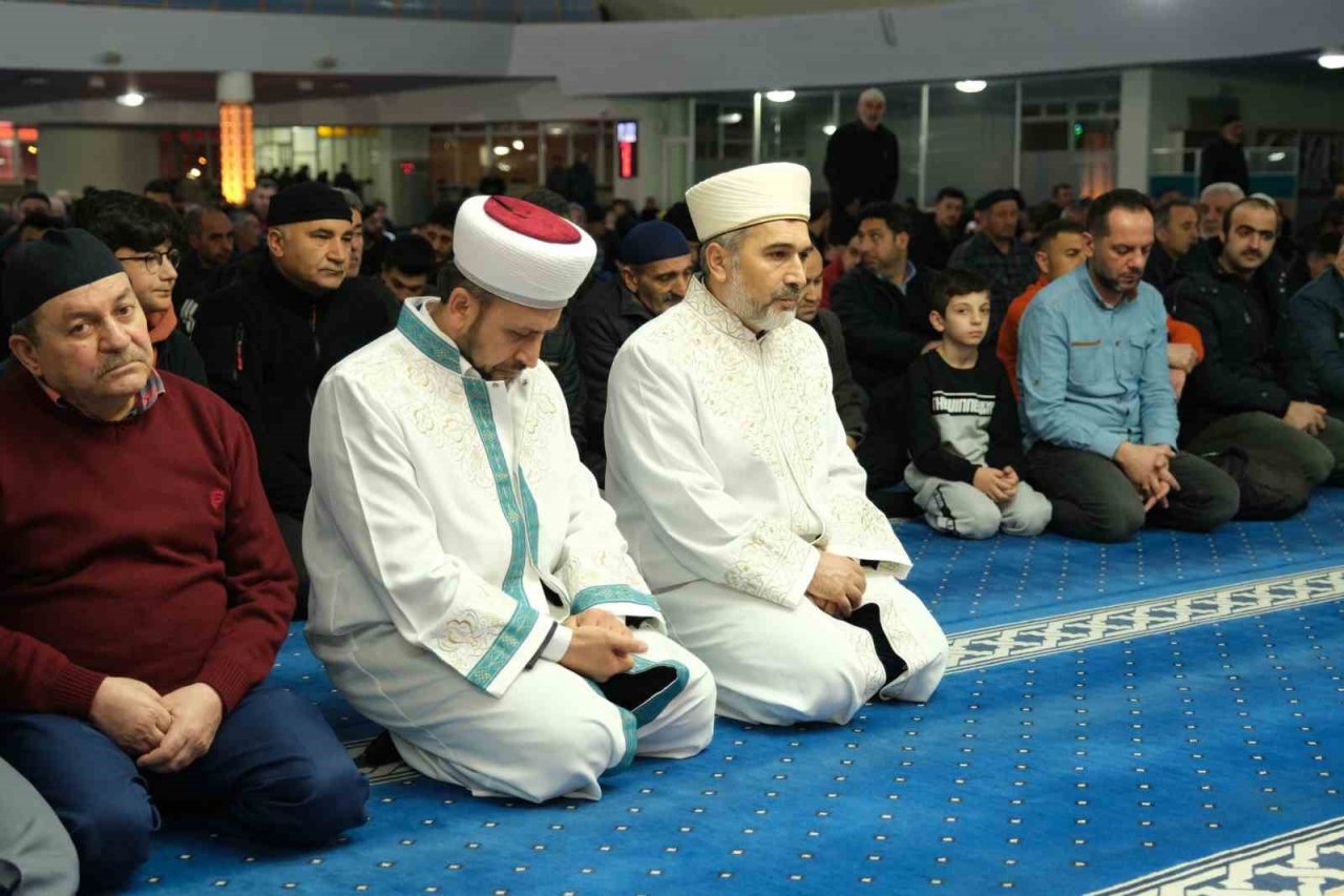 Erzincanlılar Berat Kandilinde camileri doldurdu