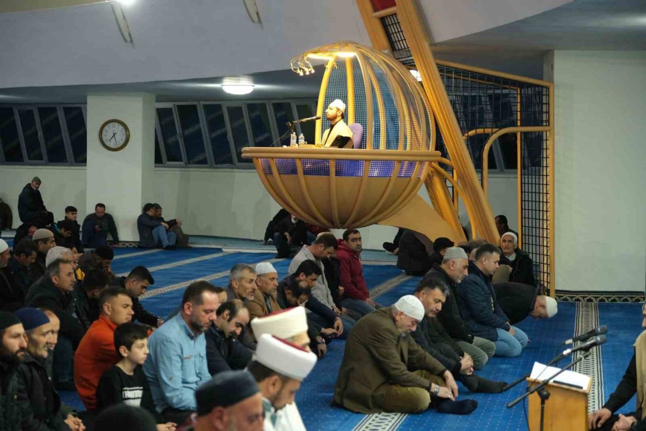 Erzincanlılar Berat Kandilinde camileri doldurdu