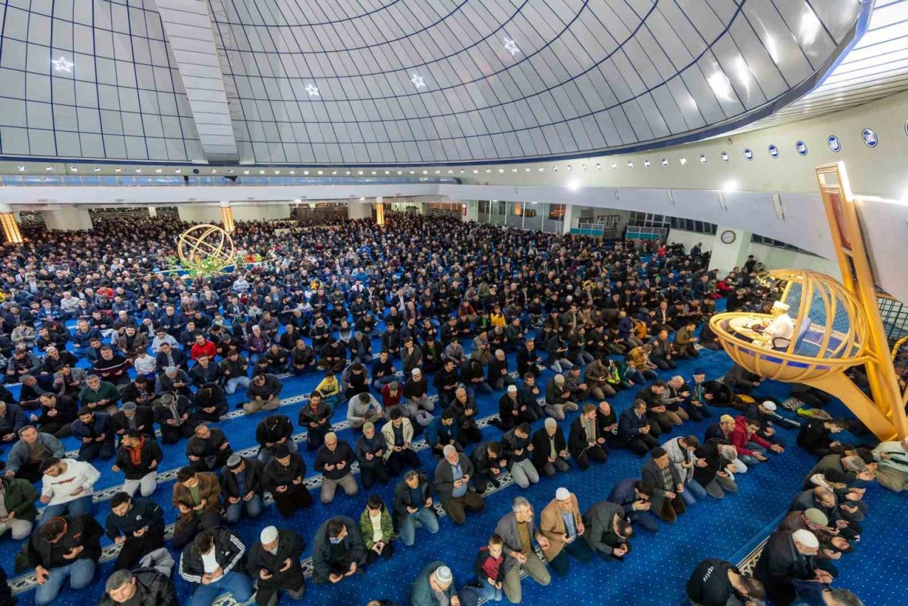 Erzincanlılar Berat Kandilinde camileri doldurdu