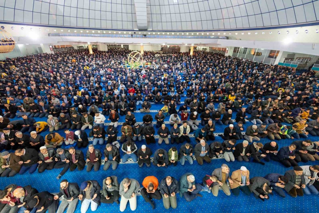 Erzincanlılar Berat Kandilinde camileri doldurdu