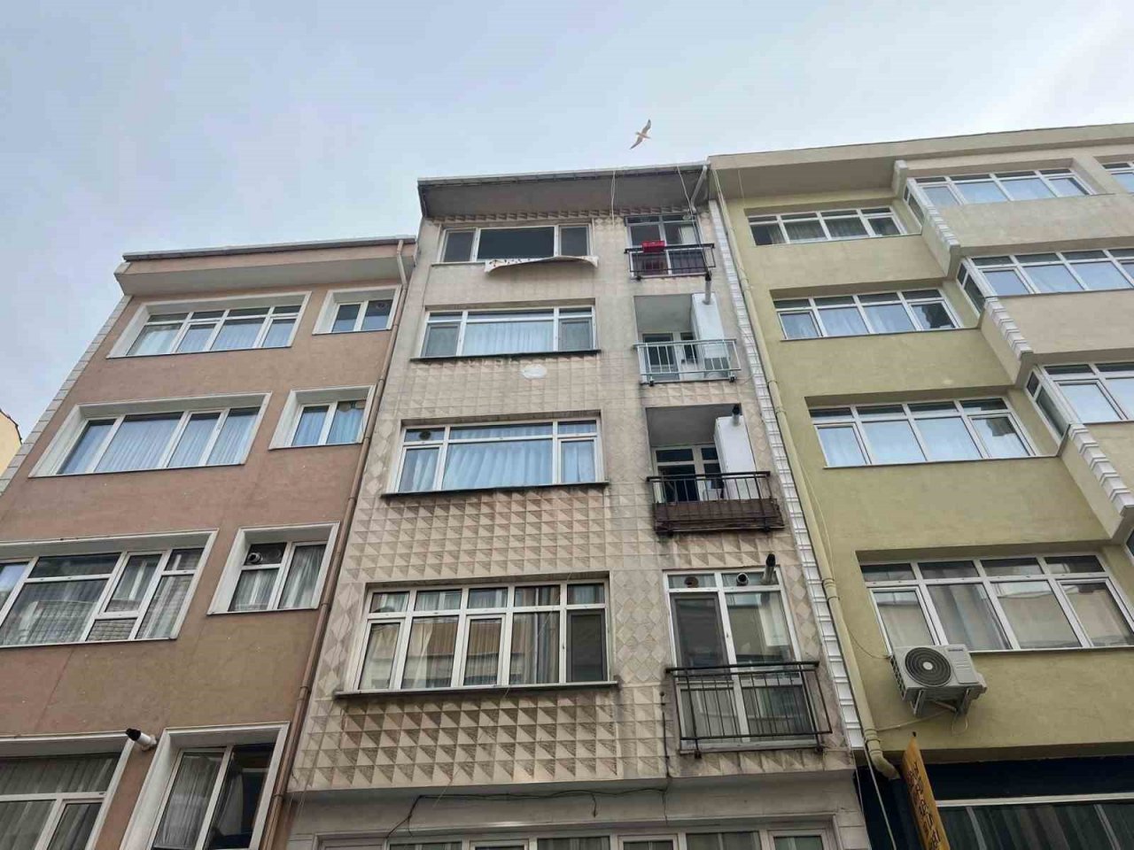 Kadıköy’de evi boşaltan kiracıdan vatandaşlara pankartlı uyarı: “Bu bina çürüktür”
