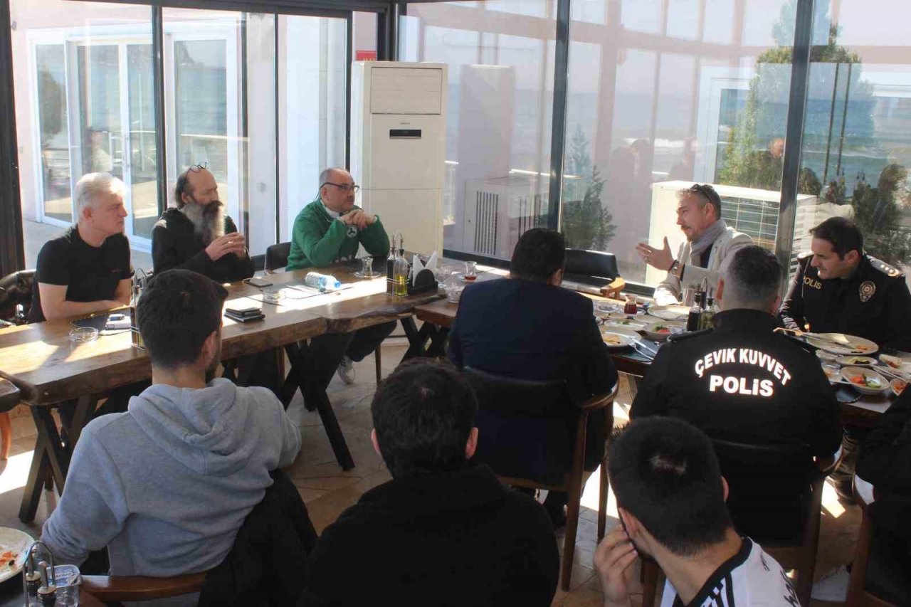 Giresun Emniyet Müdürü Recep Güzelyazıcı, taraftar grubu temsilcileriyle bir araya geldi
