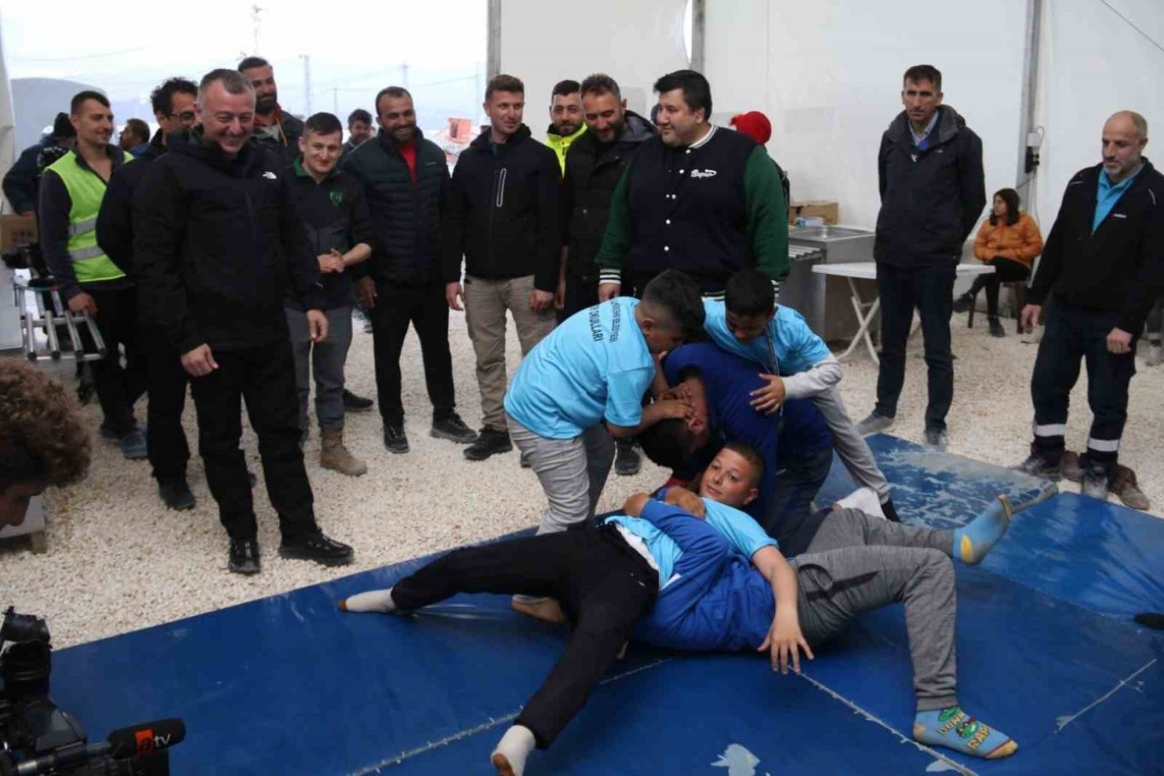 Çadırkentte başpehlivanlar, depremzede çocuklara tuş oldu