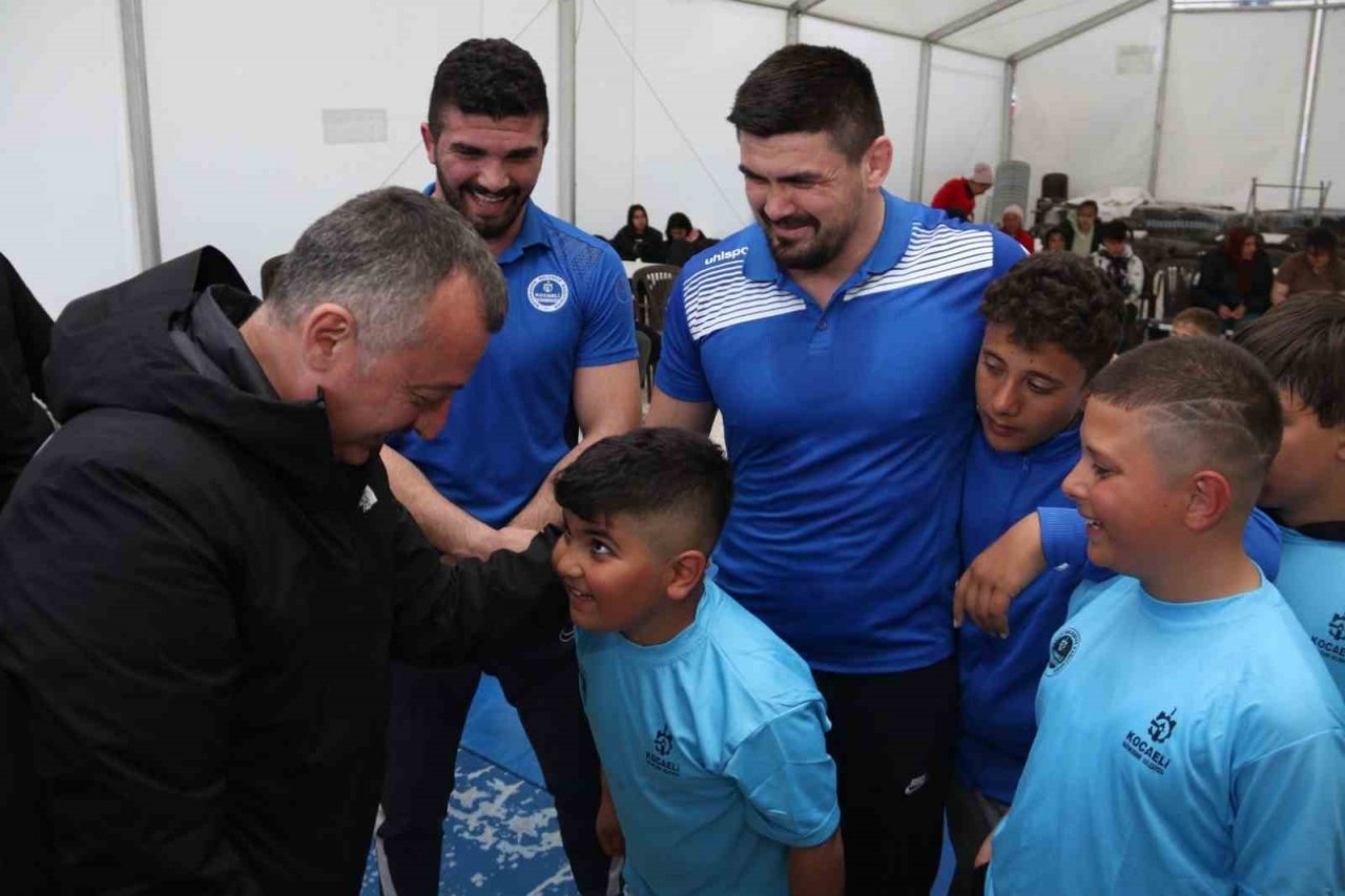 Çadırkentte başpehlivanlar, depremzede çocuklara tuş oldu