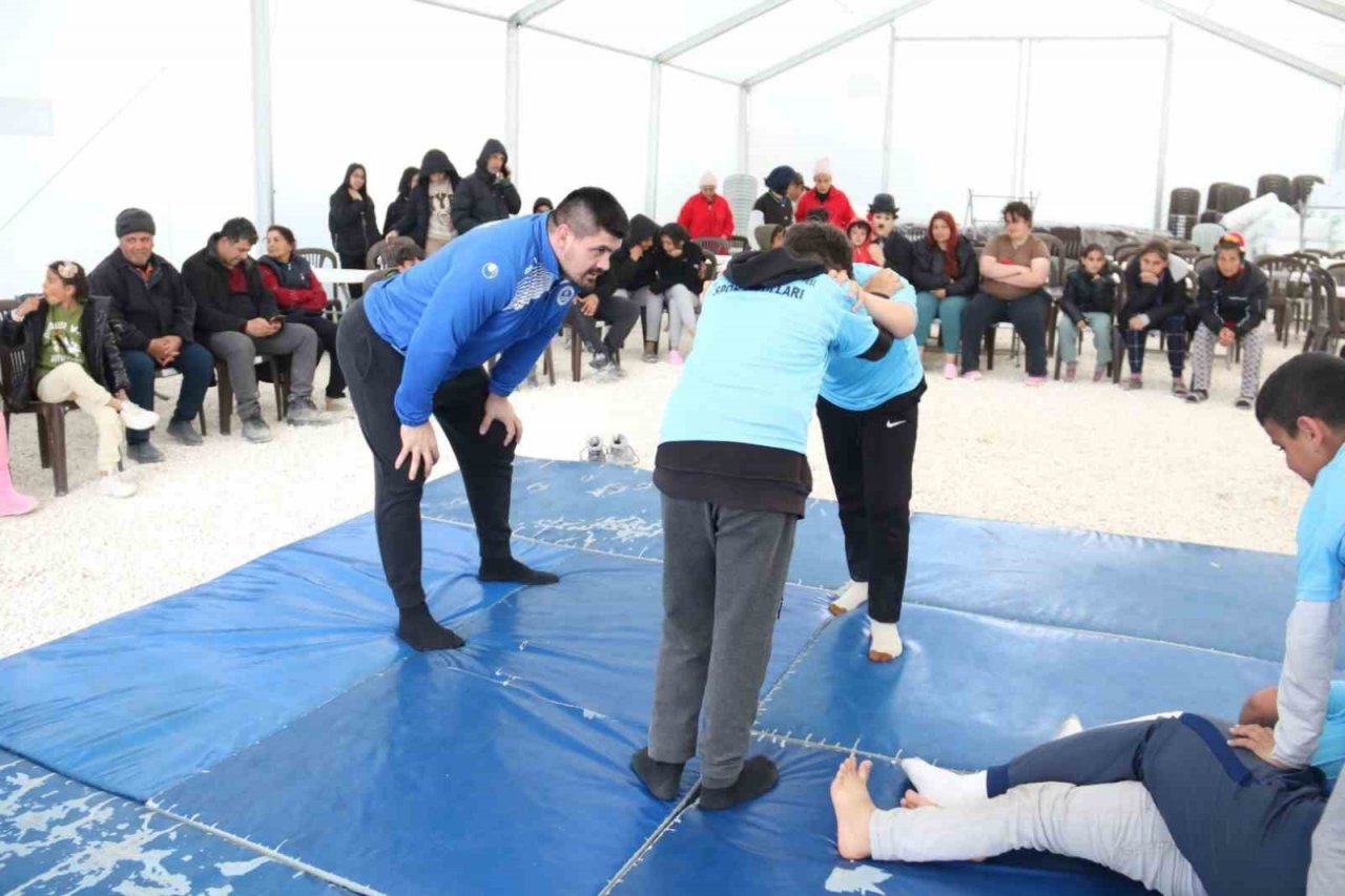Çadırkentte başpehlivanlar, depremzede çocuklara tuş oldu