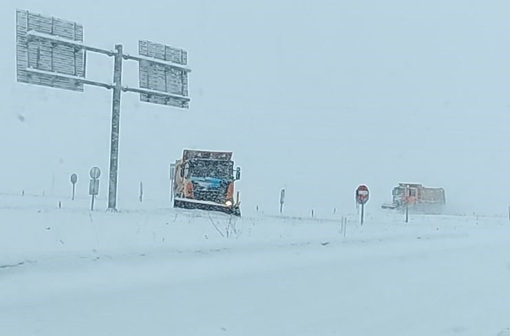 Ardahan’ın yüksek kesimlerinde etkili olan kar yağışı ulaşımı olumsuz etkiledi