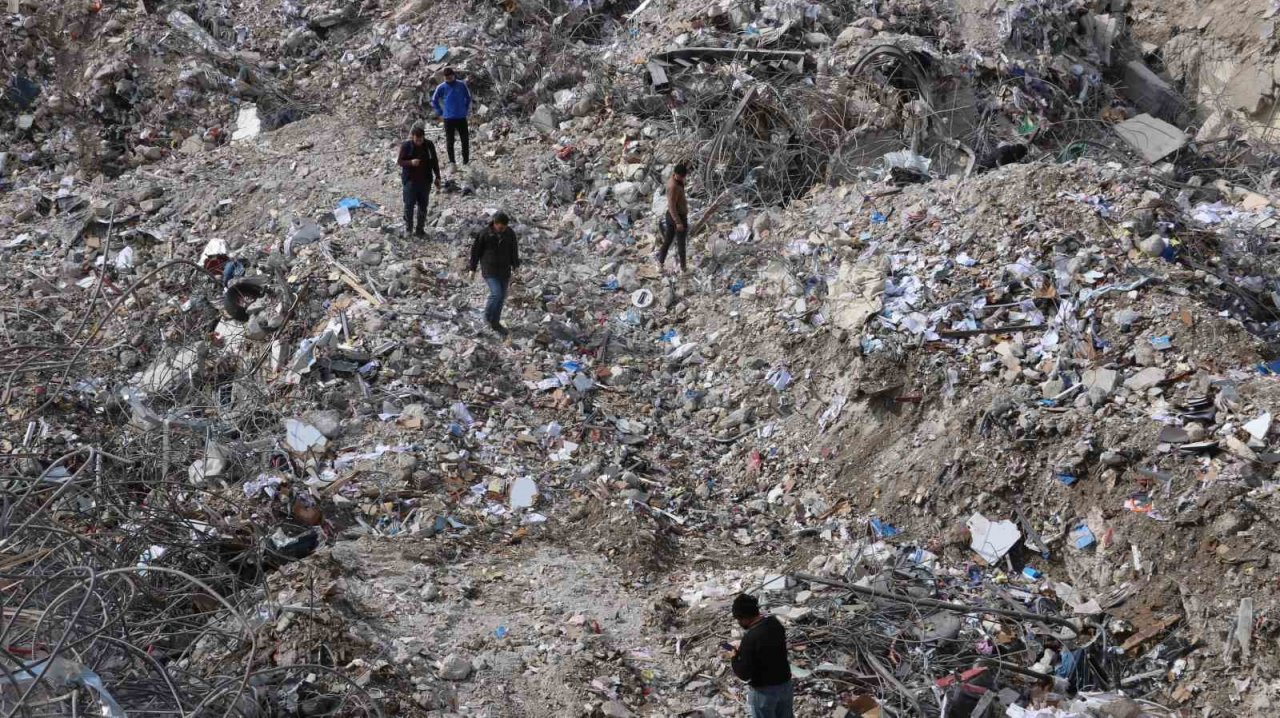 Günlerdir enkazda Kabe örtüsünü arıyorlar