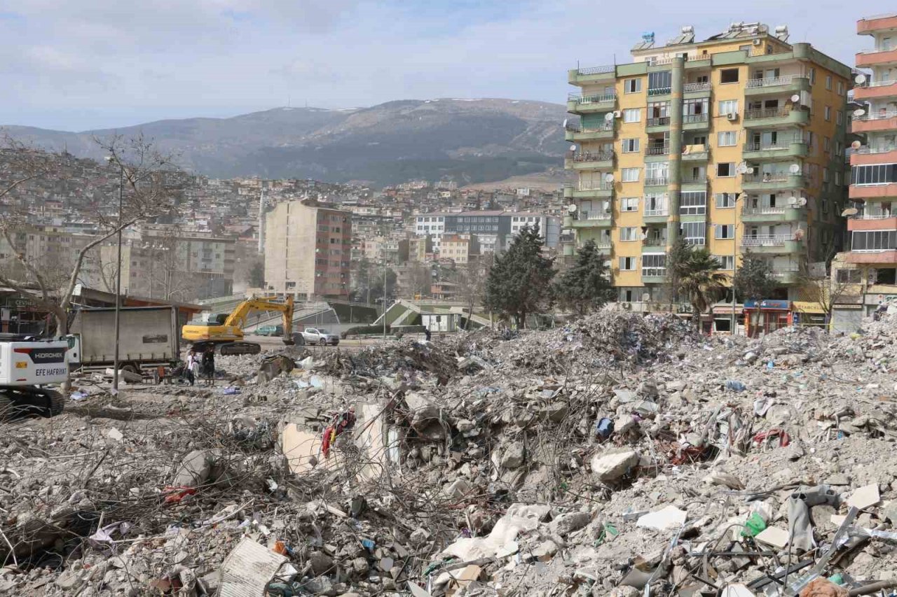 Günlerdir enkazda Kabe örtüsünü arıyorlar