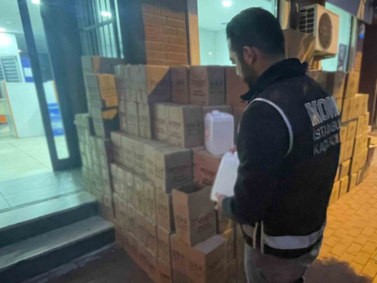 İstanbul’da dezenfektan diye satılan 3 ton 150 litre alkollü sıvı ele geçirildi