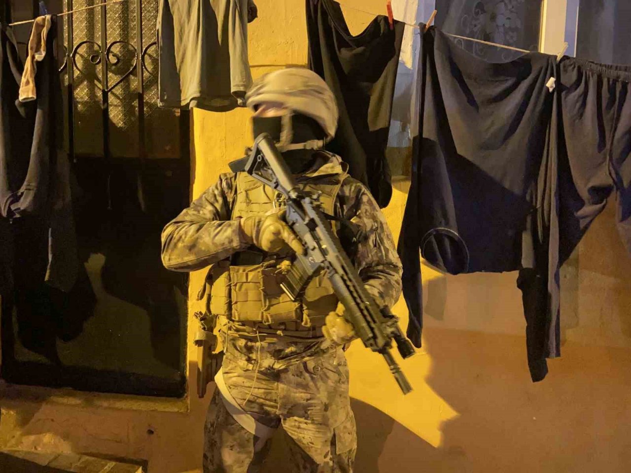 İstanbul’da uyuşturucu tacirlerine helikopter destekli eş zamanlı şafak operasyonu