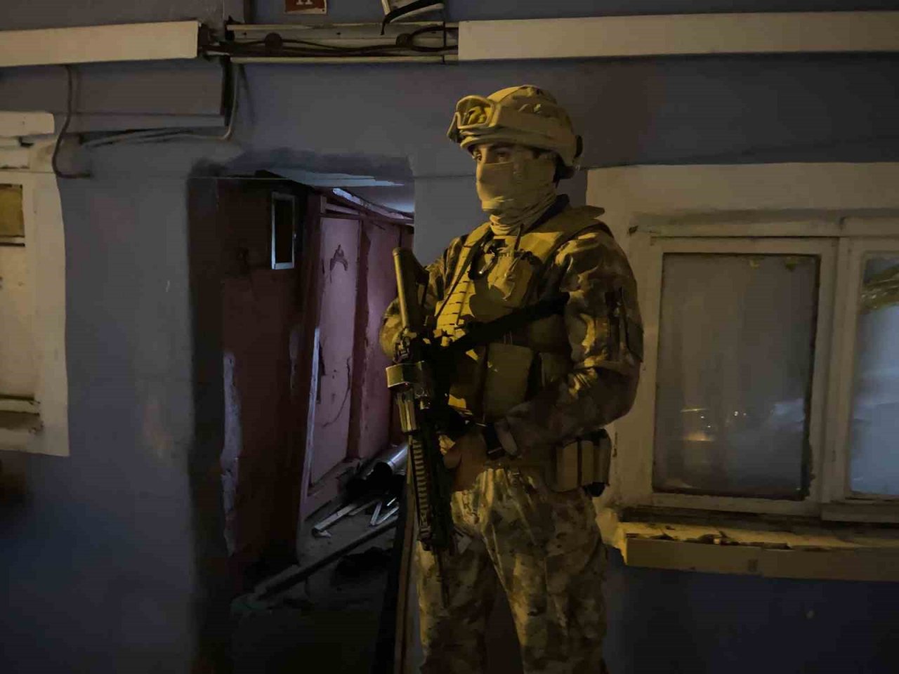 İstanbul’da uyuşturucu tacirlerine helikopter destekli eş zamanlı şafak operasyonu