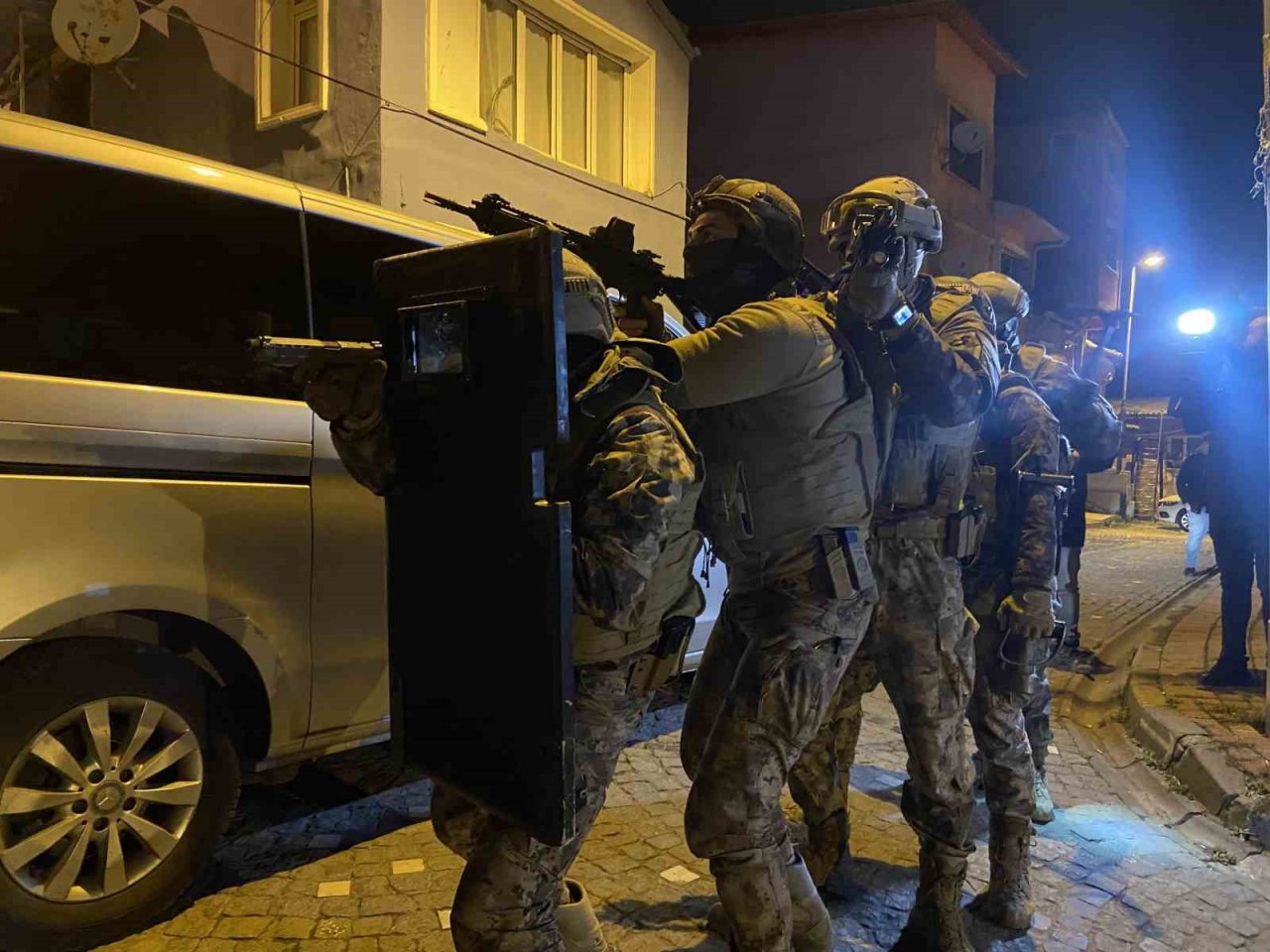 İstanbul’da uyuşturucu tacirlerine helikopter destekli eş zamanlı şafak operasyonu