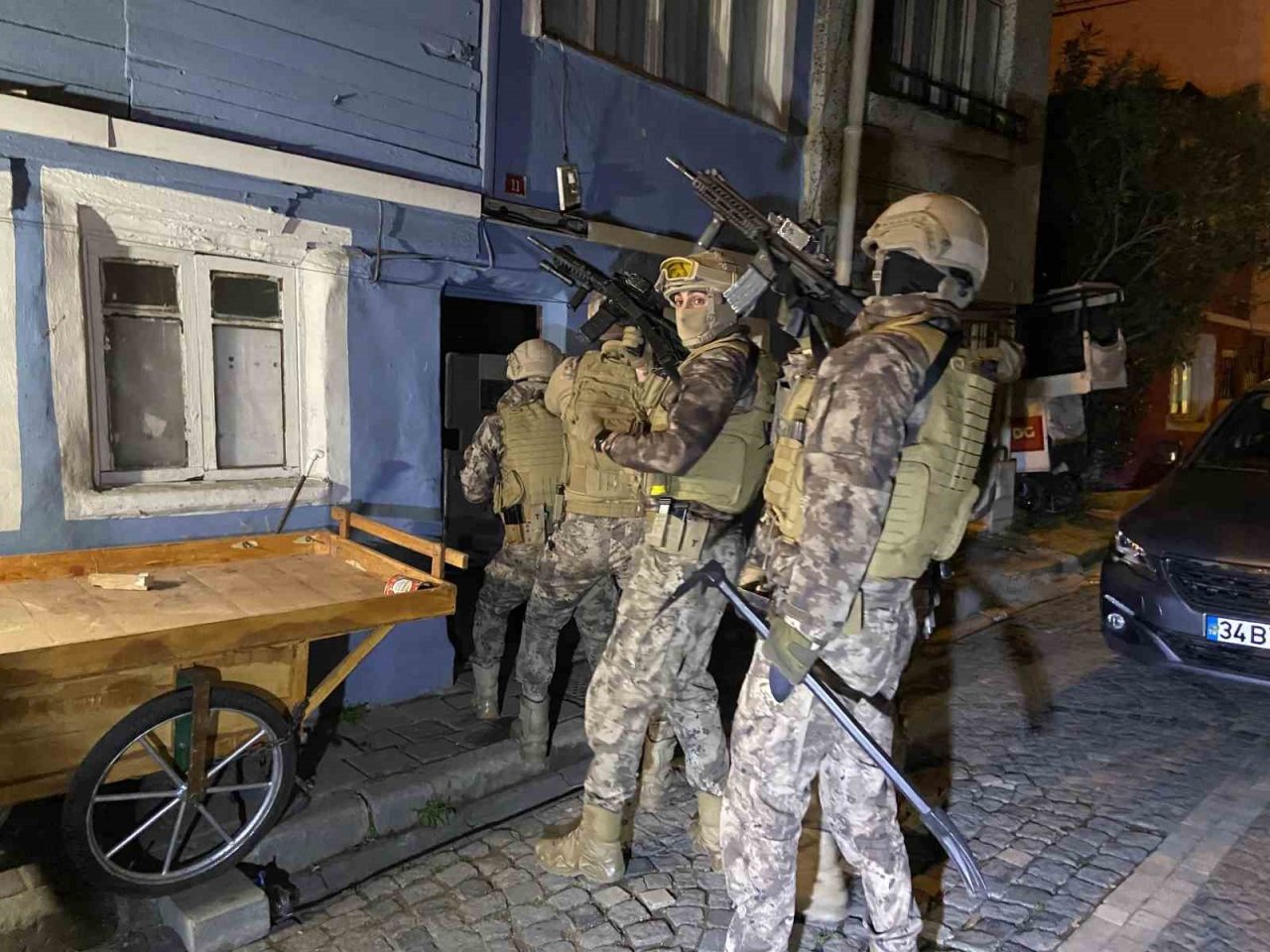 İstanbul’da uyuşturucu tacirlerine helikopter destekli eş zamanlı şafak operasyonu