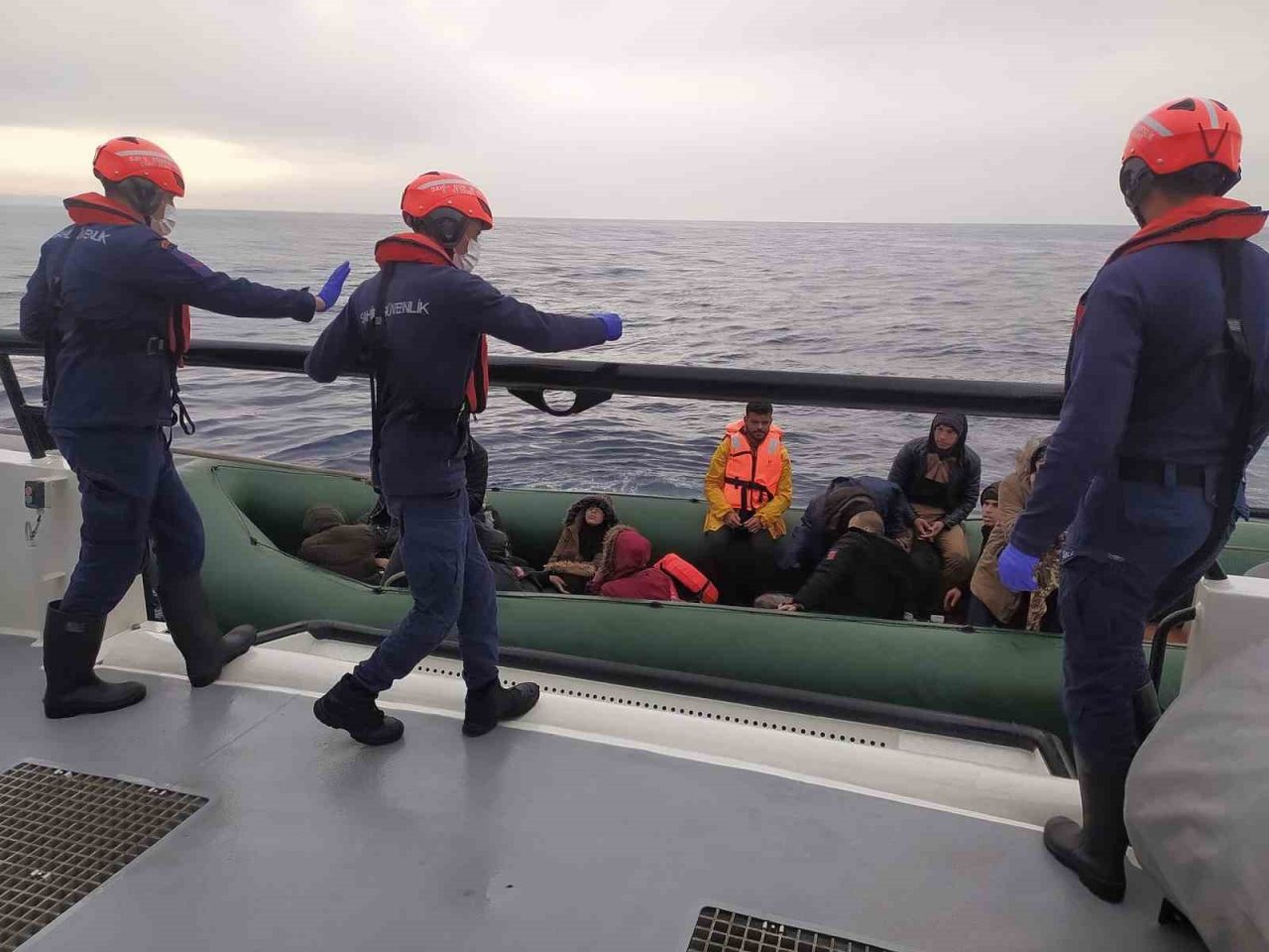 Ege Denizi’nde 90 göçmen yakalandı, 20 göçmen kurtarıldı