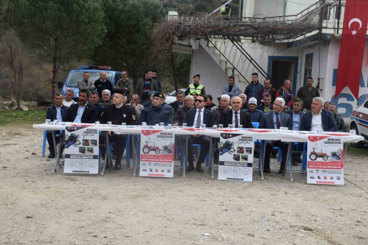 Jandarma ekipleri traktör sürücülerine reflektör dağıttı