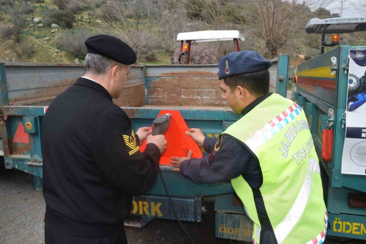 Jandarma ekipleri traktör sürücülerine reflektör dağıttı