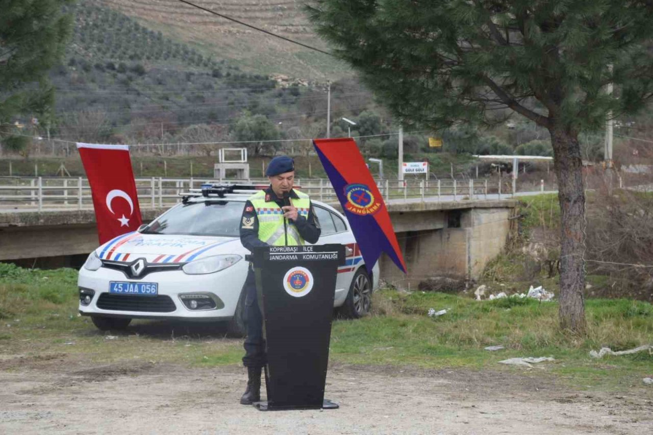 Jandarma ekipleri traktör sürücülerine reflektör dağıttı