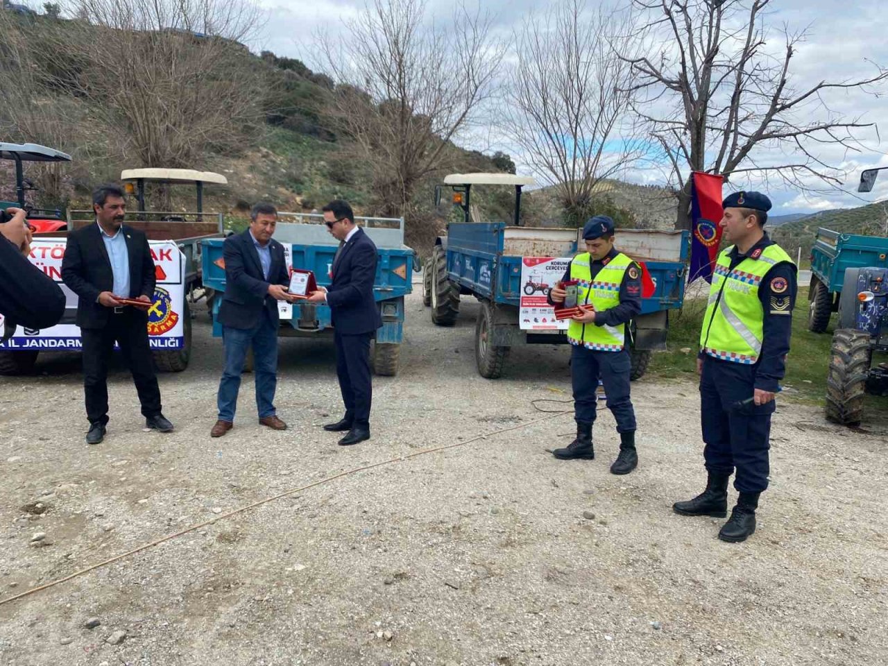 Jandarma ekipleri traktör sürücülerine reflektör dağıttı