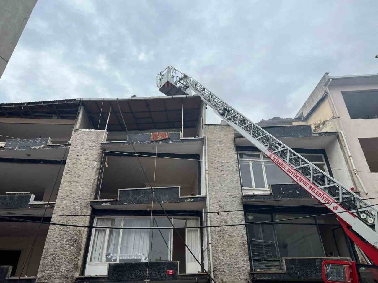 Kadıköy’de kentsel dönüşüme giren binada korkutan yangın
