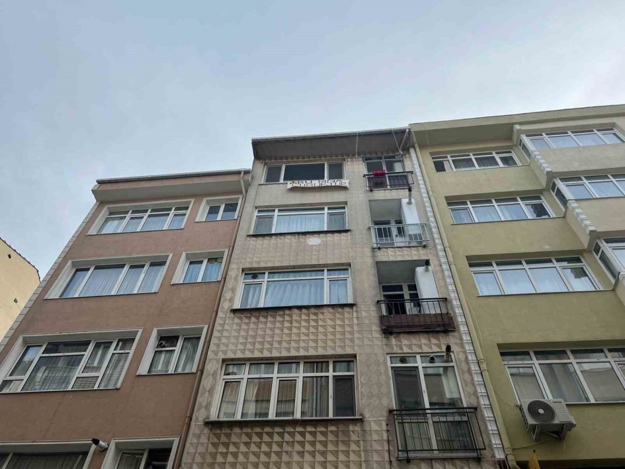 Kadıköy’de evi boşaltan kiracıdan vatandaşlara pankartlı uyarı: “Bu bina çürüktür”