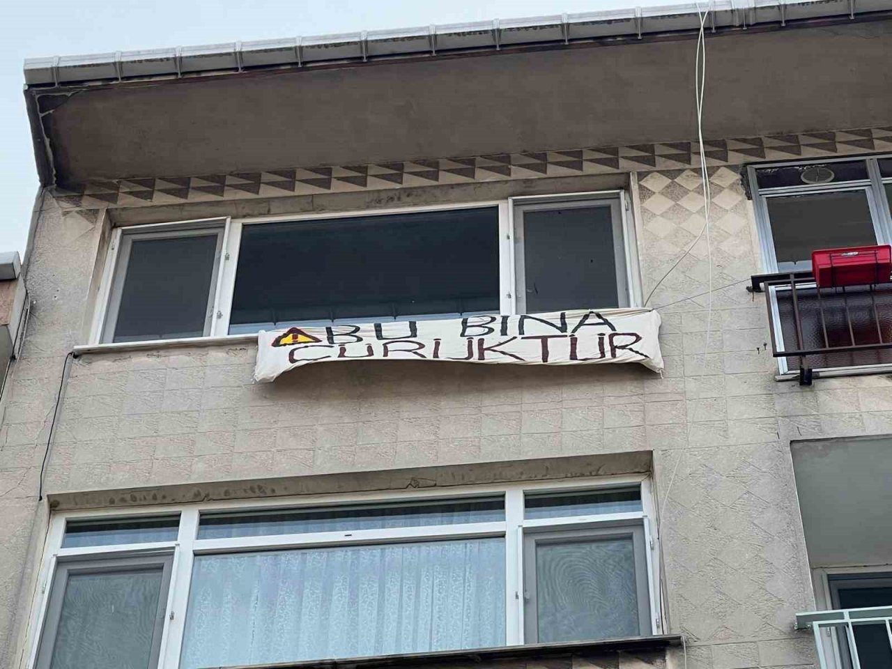 Kadıköy’de evi boşaltan kiracıdan vatandaşlara pankartlı uyarı: “Bu bina çürüktür”